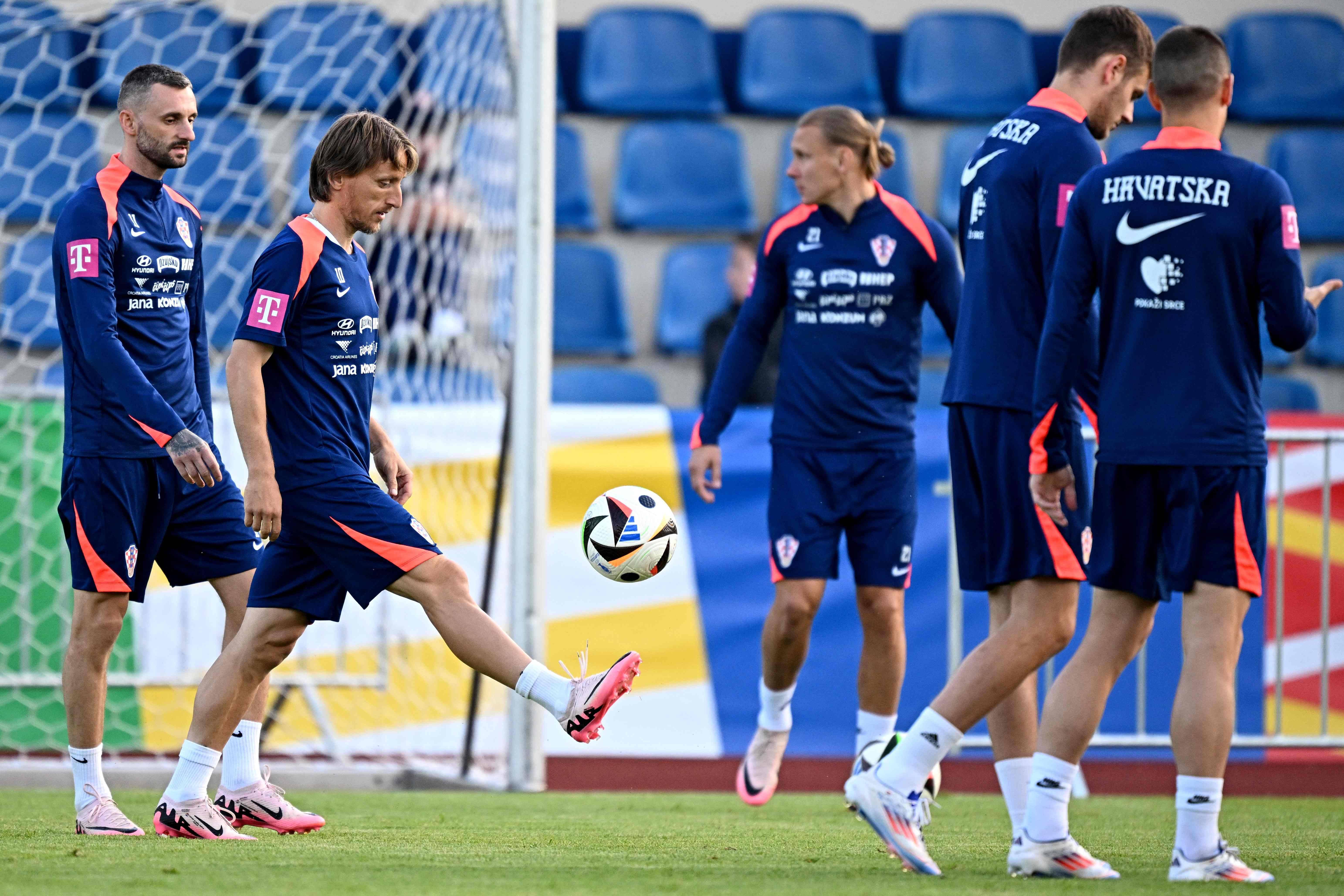 关于法国碾压克罗地亚,佩德里完成帽子戏法的信息 关于法国碾压克罗地亚,佩德里完成帽子戏法的信息