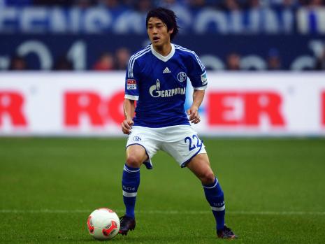 LOL英雄联盟赛事指南-沙尔克04险胜对手，取得关键三分的简单介绍