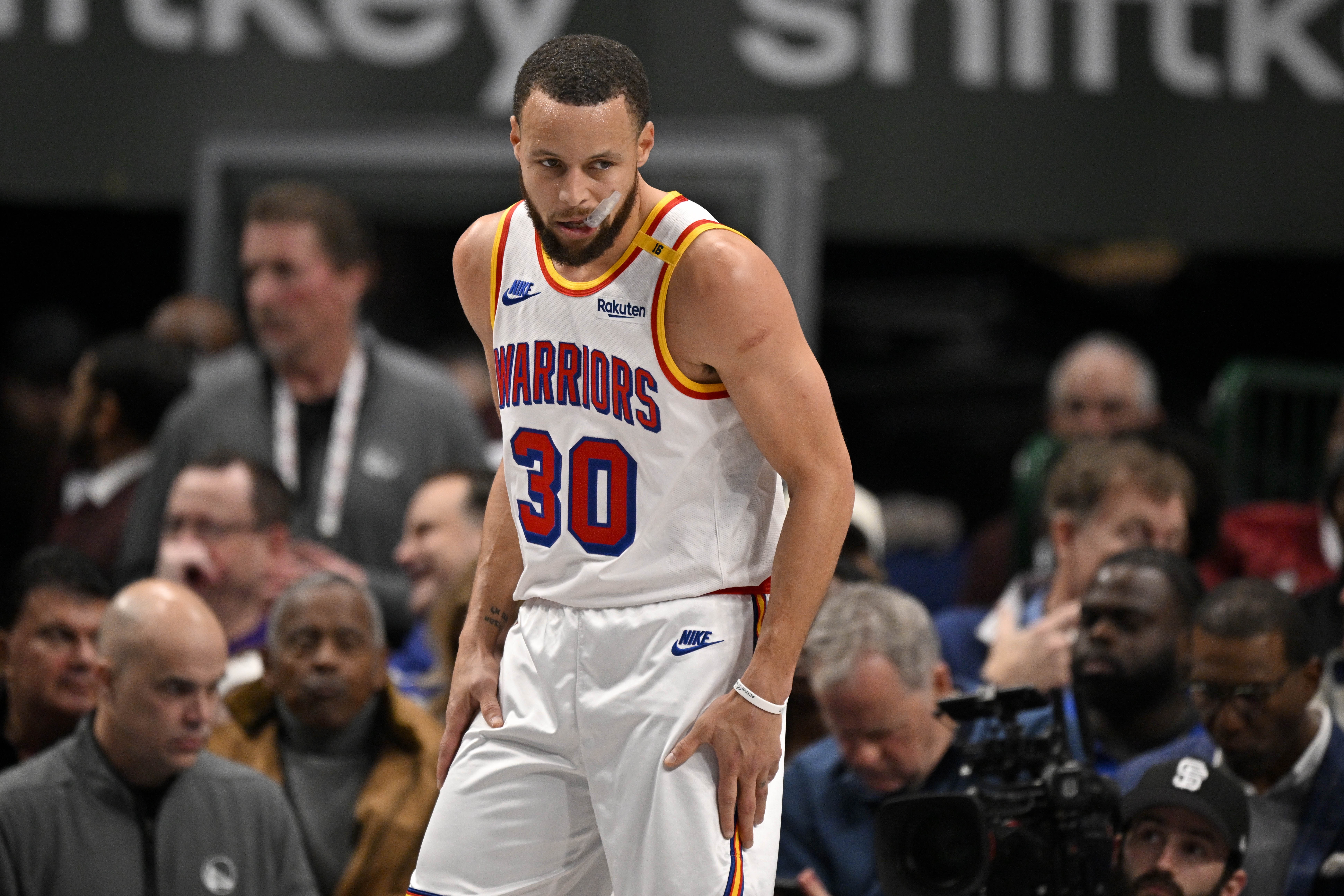 火箭客场遭遇溃败,惨遭爵士横扫的简单介绍 火箭客场遭遇溃败,惨遭爵士横扫的简单介绍