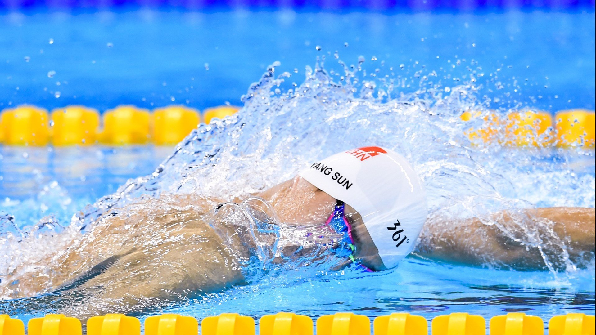 赛道与城市的交响，阿坎吉在F1街道赛之夜刷新纪录